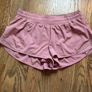 Lululemon Low Rise Hotty Hot Shorts 2.5”